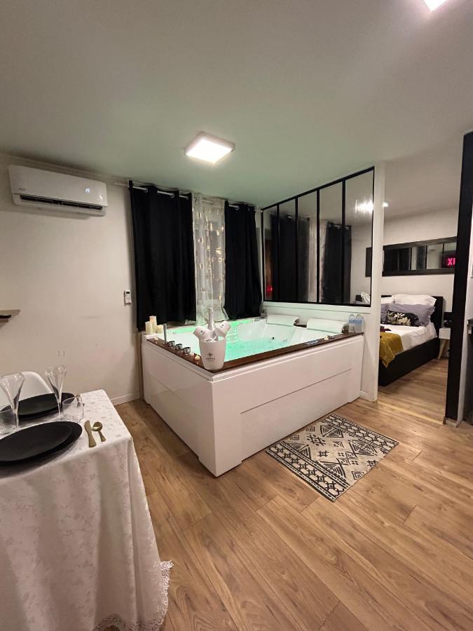 Love Room A Cannes - Appartement 25M2 Pour 2 Personnes Avec Un Jacuzzi Prive 外观 照片